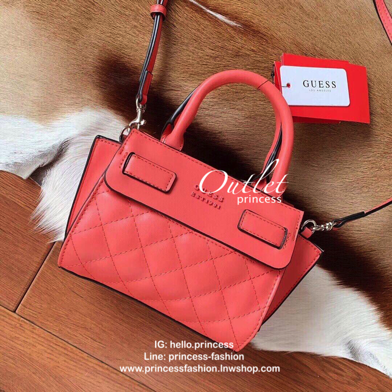 GUESS ELLIANA QUILTED MINI SATCHEL BAG กระเป๋าสะพายรุ่นยอดนิยม วัสดุ PU คุณภาพดี นิ่ม น้ำหนักเบาด้านหน้าประดับด้วยโลโก้แบรนด์สุดหรู เปิดปิดกระเป๋าด้วยซิปสะดวกใช้ ด้านในกว้างมีช่องซิปสำหรับใส่ของ ใส่มือถือได้ทุกรุ่น ซับในลายแบรนด์ สายสะพายหนังเลื่อนปรับระด