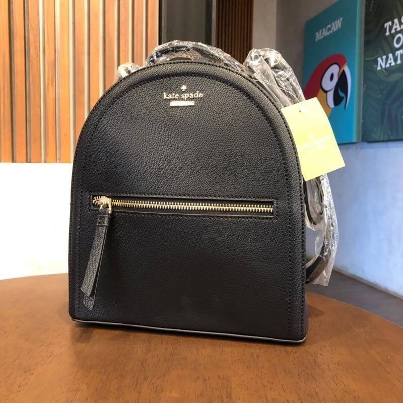kate spade (spades) Back pack กระเป๋าเป้สะพายหลัง วัสดุหนังpu อยู่ทรง น้ำหนักเบา ใส่ของได้เยอะ ขนาดกำลังดีไม่ใหญ่จนเกินไป ภายในซับด้วยผ้าลายแบรนด์ มีสายสั้นสำหรับถือ สายสะพายยาวปรับได้ 5 ระดับ