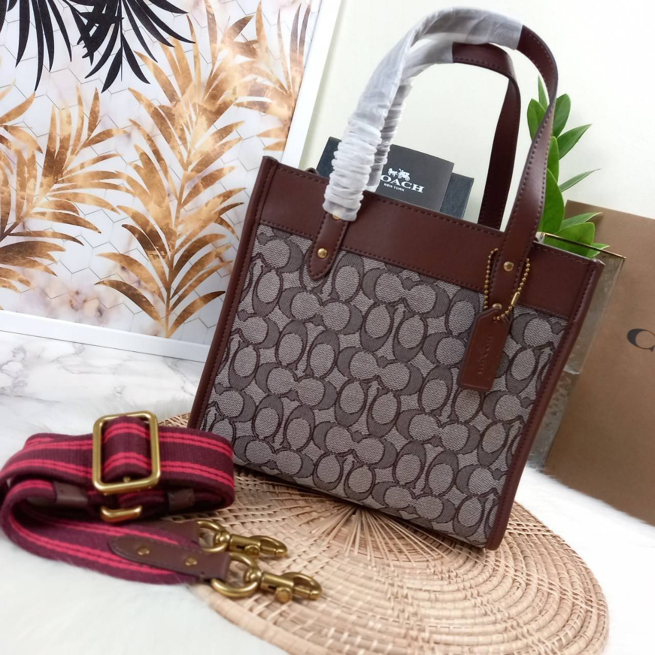 ใบนี้ ช่วยให้ชีวิตง่ายขึ้นเยอะเลย🌈🌺>>COACH FIELD TOTE 22 IN SIGNATURE JACQUARD(COACH C3865) 🍁กระเป๋าถือ สะพาย รุ่น Unisex ใช้ได้ทุกเพศวัย ขนาดเหมาะต่อการใช้งานในแต่ละวันมากๆ //วัสดุ jacquard ลาย signature ตกแต่งดีเทลด้วยหนังแ