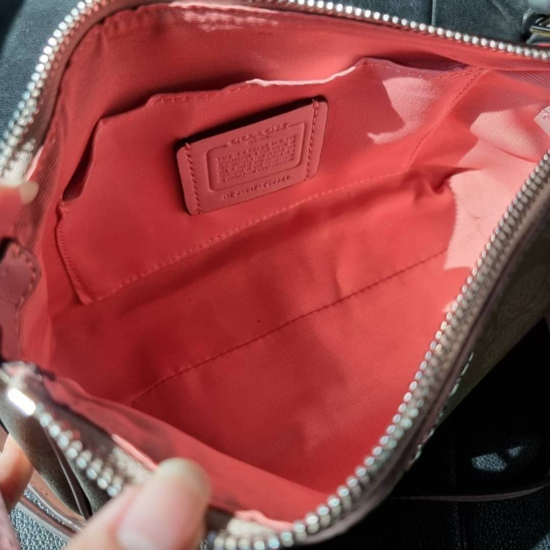 COACH F58321 TOP HANDLE POUCH อีกรุ่นฆ่าไม่ตาย!! 😎 ขายดีขายหมด ขายรวยขายปังๆ!! กระเป๋าพอชจากโค้ช ทรงใช้งานง่าย สะดวก กะทัดรัด วัสดุหนังแคนวาสเคลือบคุณภาพดี มาพร้อมสายคล้องในตัว และสายสะพาย crossbody ปรับเปลี่ยนได้ตามสไตล์ อีกหนึ่งไอเท็มที่สาวๆต้อง