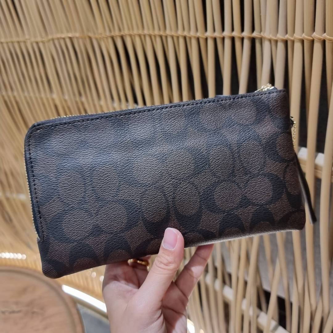COACH F54057 DOUBLE ZIP WALLET IN SIGNATURE กระเป๋าคล้องมือ size L ใบนี้ใส่มือถือได้ทุกรุ่น ขนาดกำลังดี พกพาสะดวกมากๆ วัสดุหนังสังเคราะห์ ภายในเป็นผ้าสีสวยคม ใส่ธนบัตร ใส่บัตรได้เยอะ ใส่มือถือได้สบายๆทุกรุ่น ตอบโจทย์สาวๆที่ไม่ชอบพกเยอะวุ่นวายจ้า ใบนี้เอาอ