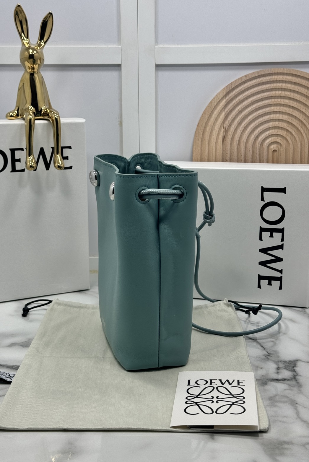 ORI หนังแท้ | LOEWE pebble pouch in smooth กระเป๋าทรงโท้ทดีไซน์คลาสสิค เรียบง่ายแต่ดูแพง มีระดับสุดๆ แต่งหมุดปั้มโลโก้แบรนด์สีทองสวยโดดเด่น เหมาะเป็นไอเท็ม everyday bag จริงๆ