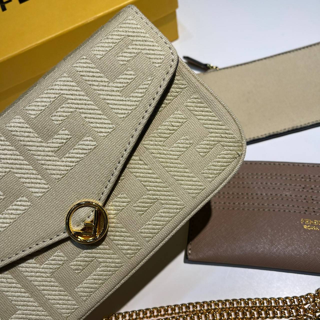 หนังแท้ Fendi Wallet On Chain With Pouches leather mini-bag กระเป๋าสะพายข้างทรงเหลี่ยมตกแต่งด้วยโลโก้ Fendi กระดุมแป๊ก มาพร้อมกระเป๋าด้านในแบบถอดได้ถึง 2ใบ สุดคุ้ม พร้อมสายโซ่และสายสปอร์ตถอดออกได้ ไอเท็มนี้ไม่ควรพลาดเลยค่าา