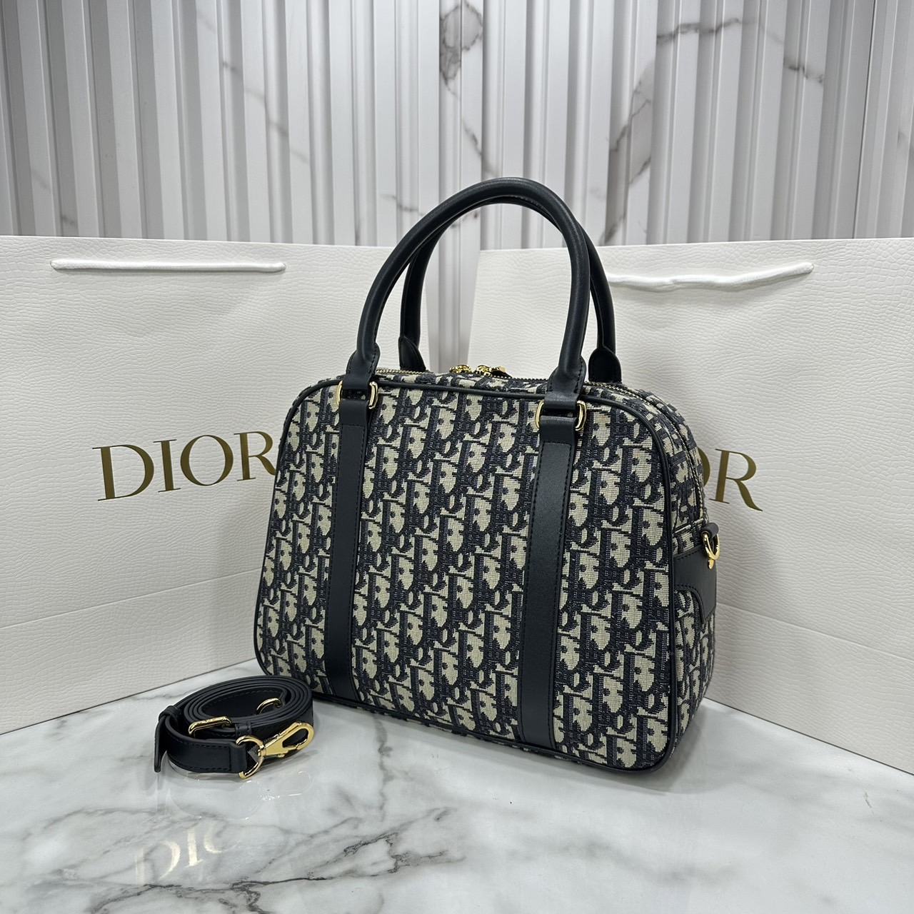 DIOR D-Vibe Bowling Bag Oblique jacquard fabric in blue กระเป๋าทรงหมอน ทรงโบว์ลิ่งทันสมัยและปราดเปรียว ใช้งานง่ายจุของได้เยอะ สวยงามเป็นเอกลักษณ์ เกรดท็อปไฮเอน 1:1 ใช้งานต่างประเทศได้