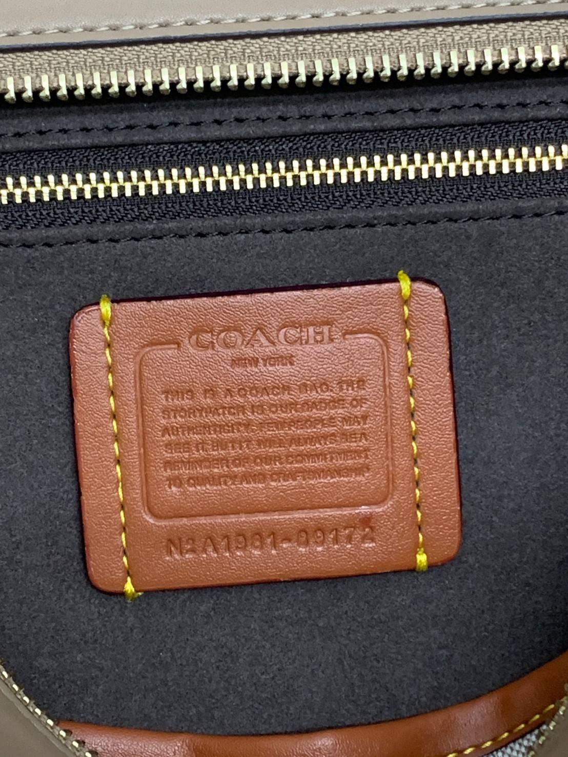 COACH COURIER CARRYALL 23 IN COLORBLOCK SIGNATURE CANVAS พร้อมส่ง 7 แบบ พร้อมส่ง ลุคดูไฮสุดๆค่ะ! กระเป๋าสะพายหนังหรูหราและคลาสสิค หนังแท้ชั้นดีที่สุด น้ำหนักเบา หนังสวยมากก สัมผัสแล้วหลงรักแน่นอนจ้าา😘