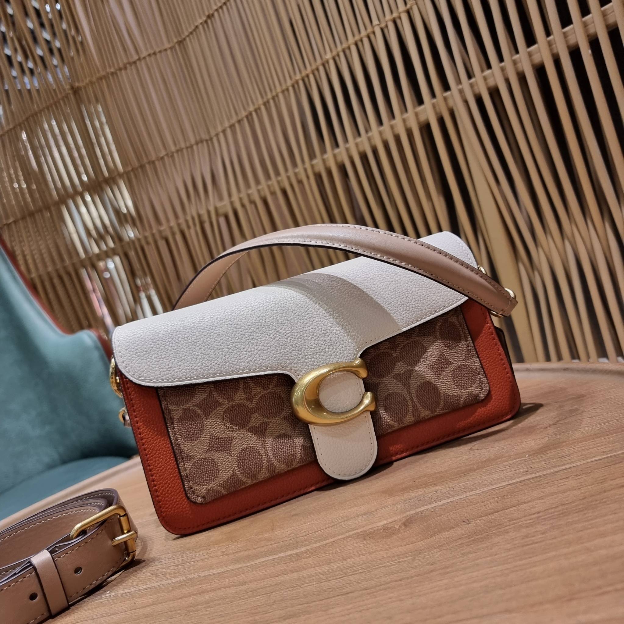 COACH TABBY SHOULDER BAG 26 IN SIGNATURE CANVAS WITH BEADCHAIN (6793,91215) กระเป๋าสะพายไหล่ ดีไซน์วินเทจย้อนยุค สวยคมชัด คลาสสิคใช้ได้ทุกลุค วัสดุหนังแท้สลับหนังแคนวาสเคลือบลาย เปิด-ปิดด้วยแม่เหล็กในตัว รับรองแน่นหนา ด้านหลังมีช่องแยก ภายในเป็นช่องโล่ง ข