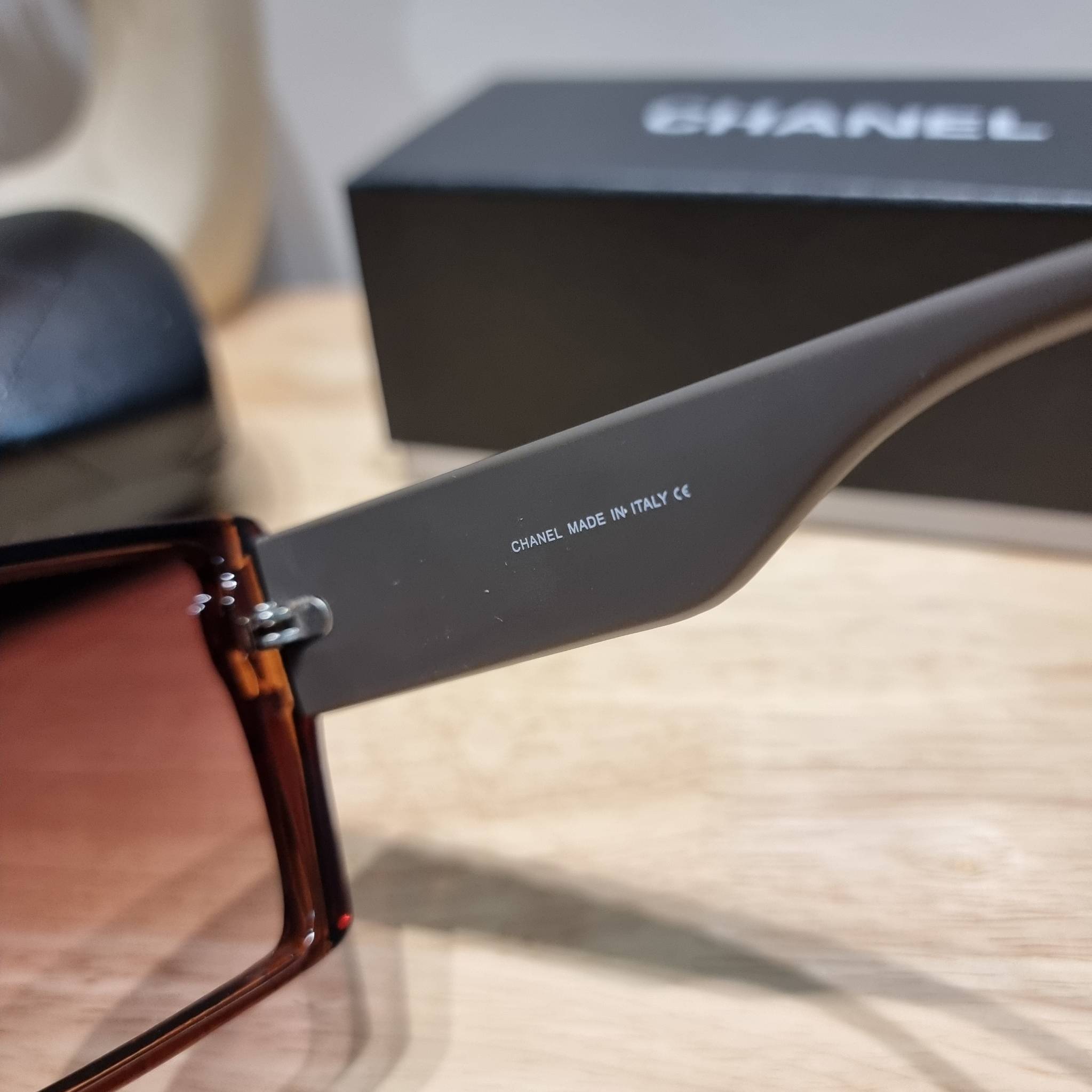 Chanel Sunglasses UV protection gift Box set สุดคุ้ม มาพร้อมอุปกรณ์ครบเซ็ท ดีไซน์ชิคมากแม่!! รับรองไม่ซ้ำใคร ใส่เสริมโหงวเฮ้ง ดูผู้ดี มีพกติดตัวไว้ไม่ตกเทรนด์ ใช้ได้ทุกโอกาส