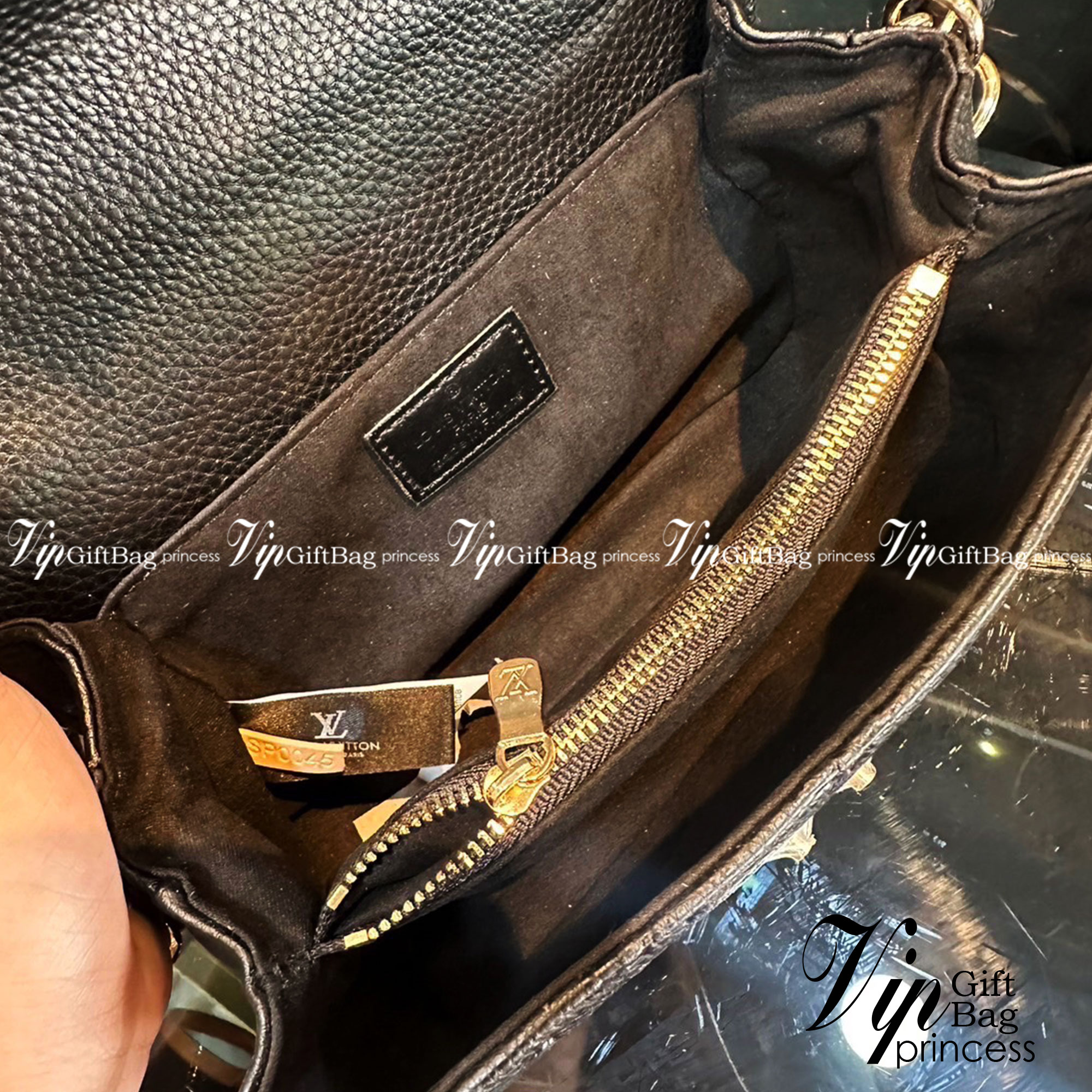 LV Pochette Métis East West กระเป๋าสะพาย พร้อมสายโซ่สีทองสำหรับสะพายไหล่แบบสั้นอย่างมีสไตล์ และสายหนังถอดได้ กระเป๋า Monogram แคนวาส แต่งขอบหนัง และตัวล็อกแบบ S-lock อันเป็นเอกลักษณ์ ของความหรูหรา พร้อมส่งที่ไทย ภาพถ่ายจากงานขายจริง ใช้งานต่างประเทศได้