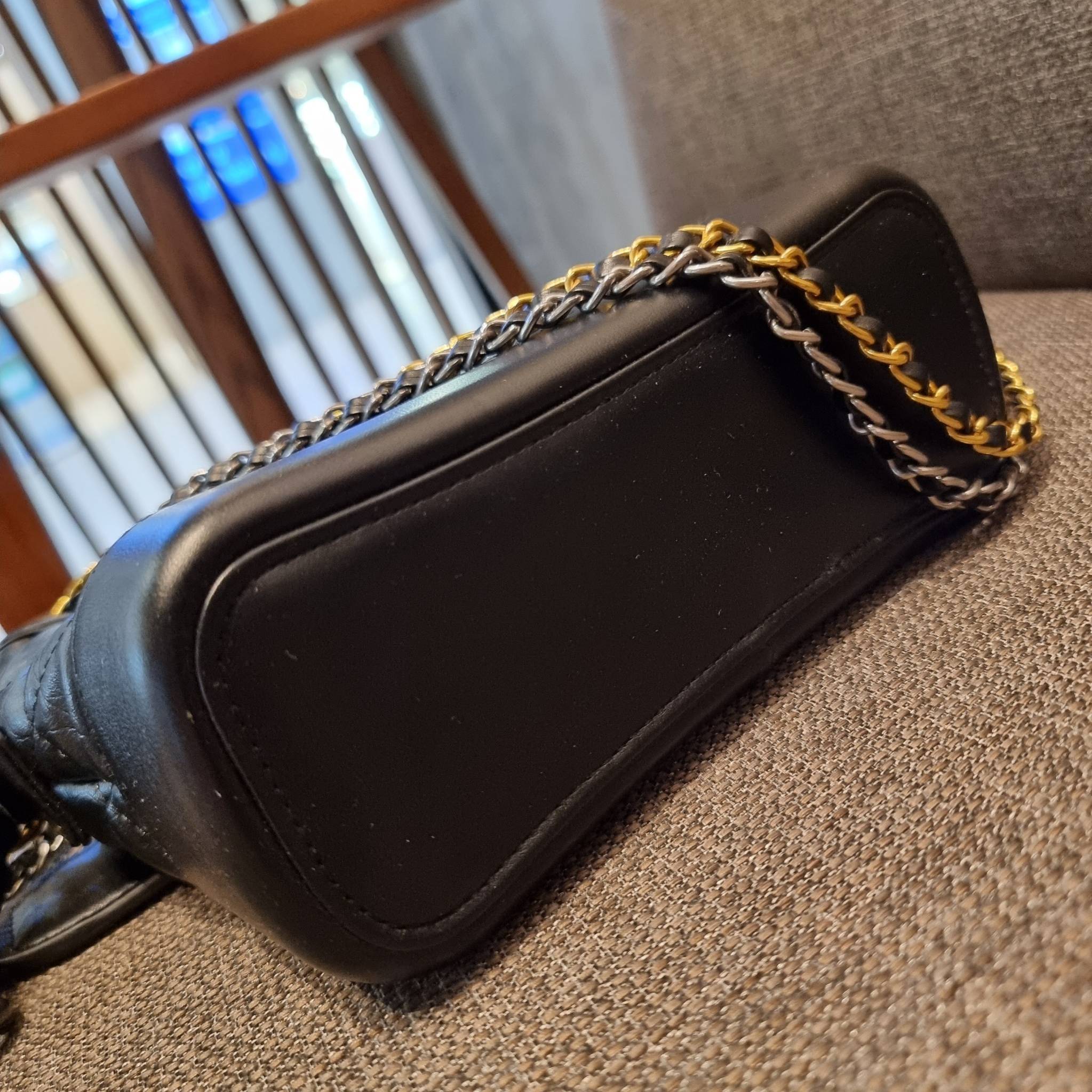 8" CHANEL SHOULDER BAG / CHANEL GABRIELLE HOBO BAG ไซส์คลาสสิค กระเป๋าสะพายข้าง/ไหล่ หนังสังเคราะห์ นิ่ม หรู มาพร้อมพวงกุญแจสัญลักษณ์แบรนด์ พิเศษ!! สายคล้อง jumbo font เพิ่มดีเทลความแพง อะไหล่พร้อมโซ่สะพายสีทองสลับสีเงินรมดำ สามารถสะพาย crossbody หรื