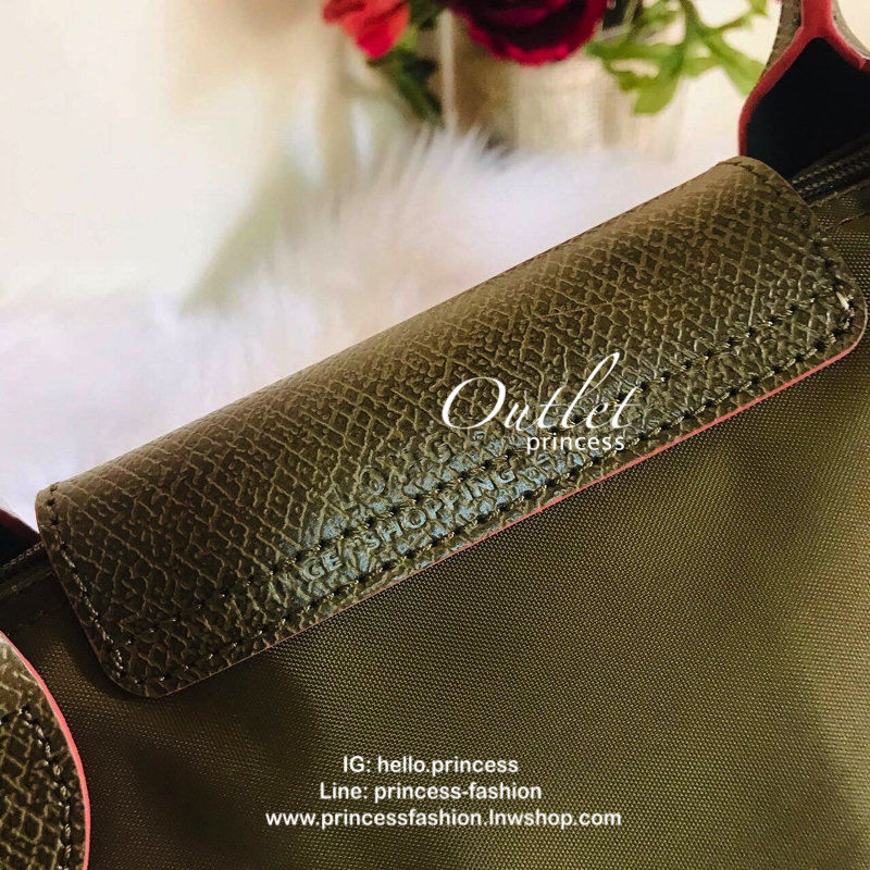 Size : M Longchamp Le Pliage Club Tote Bag กระเป๋าสะพายรุ่นยอดนิยม วัสดุเนื้อผ้า Nylon Canvas เคลือบกันนำ้ ตัดด้วยหนังแท้ น้ำหนักเบา ดีไซน์เรียบง่ายแต่เต็มไปด้วยความคลาสสิก เป็นที่ชื่นชอบไปทั่วโลก Longchamp ปรับโฉม LE PLIAGE ด้วยการปักลายรูปม้า-ตราสัญลักษ