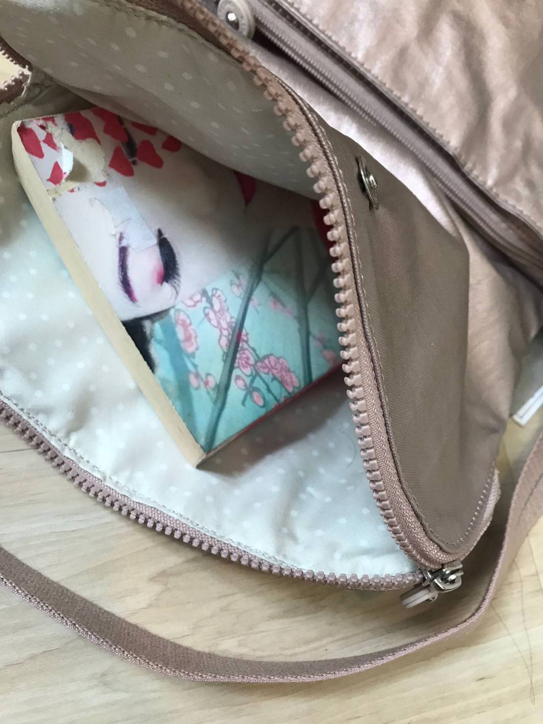 Kipling Basic Plus Earthbeat S Crossbody bag กระเป๋าสะพายทรงครอสบอดี้ สามารถสะพายได้ทั้งสายคู่และสายเดี่ยว มีดีเทลที่ฝาหน้ามีช่องซิปซ่อนทรงลึกและด้านหลังมีอีก1ช่อง ช่องหลักเปิดปิด2ชั้นด้วยกระดุมแม่เหล็กและซิปเดียวใช้งานง่าย ภายในใส่ได้ทั้งมินิไอแพค กระเป๋