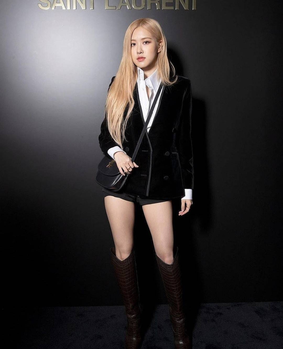 VIP 🥂 สีใหม่พร้อมส่ง! Saint Laurent Kaia Small YSL Plaque Leather Cross Body Bag / YVES SAINT LAURENT YSL BAG VIP วัสดุ Calfskin หนังเรียบอยู่ทรงเปิดปิดด้วยฝาปิดโลโก้แบรนด์อะไหล่ทอง ภายในโล่งมีโลโก้และช่องย่อยสามารถใส่มือถือของใช้จุกจิกได้เยอะ สาย