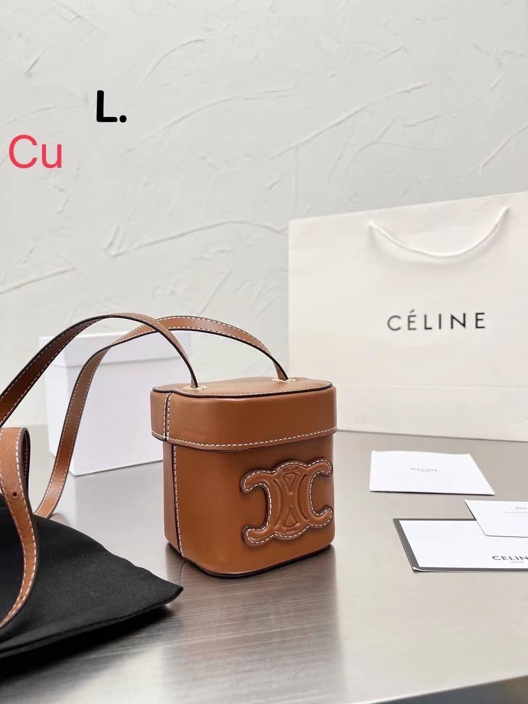 CELINE SMALL BOX CUIR TRIOMPHE IN SMOOTH กระเป๋าไซส์มินิน่ารัก การออกแบบโลโก้ที่สะดุดตาแบบวินเทจ ด้วยดีไซน์ที่ดูโฉบเฉี่ยว แต่คงความคลาสสิคอย่างเต็มเปี่ยม ทำให้เป็นที่ดึงดูดความสนใจของสาวๆ มีความคล่องตัวในการใช้งาน