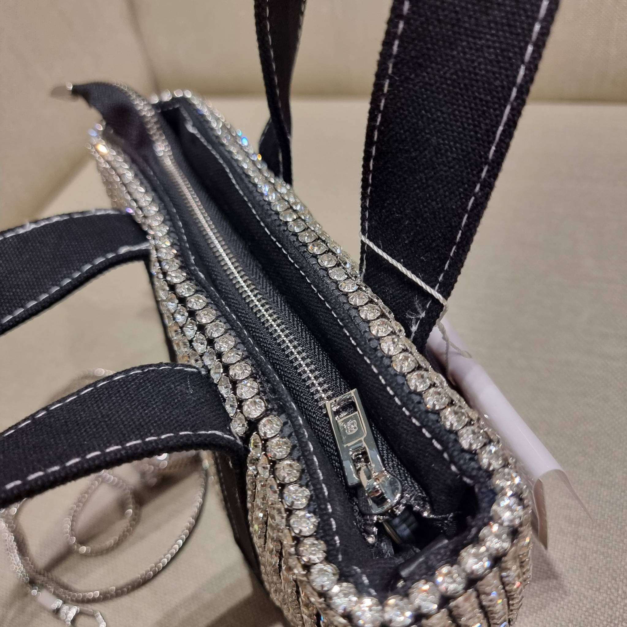 ALEXANDER WANG HANDBAG MINI TOTE WITH RHINESTONE กระเป๋าทรงมินิโท้ท น่ารักน่าเอ็นดู น่าใช้เหลือเกิน!! ด้วยความโดดเด่นเด่นของการตกแต่งพลอยเทียม ให้ดีเทลหรู ตัดสลับด้วยผ้าแคนวาส เพิ่มความทนทาน ลงตัวมากๆ และยังใช้งานง่ายด้วยหูจับในตัว เปิด-ปิดด้วยซิป ภายในเป