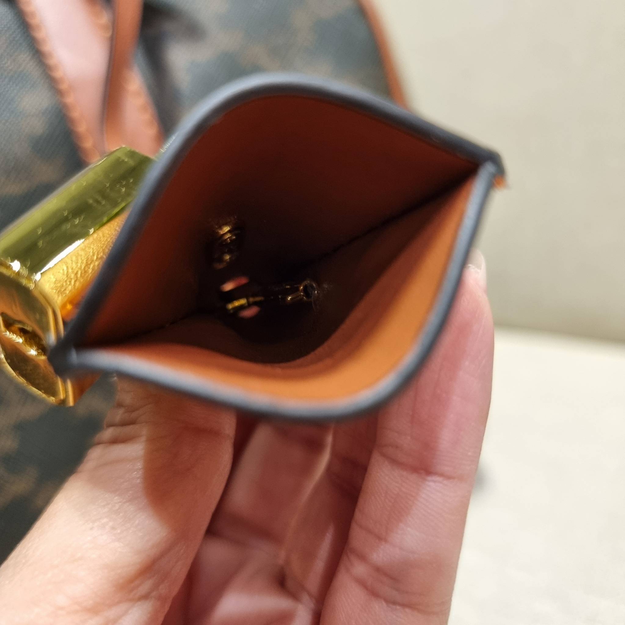 CELINE BOSTON BAG IN TRIOMPHE CANVAS AND CALFSKIN ยอดฮิตกับลวดลายเอกลักษณ์ สุดคลาสสิค กับกระเป๋ากึ่งเดินทาง ไซส์กำลังดี ที่สามารถใช้ได้ทั้งหนุ่มๆและสาวๆ วัสดุหนังแคนวาสตัดสลับหนังแท้ เปิด-ปิดด้วยซิป ใช้งานสะดวก และยังมีพวงหนังห้อยและแม่กุญแจล็อคซิปได้ มาพ