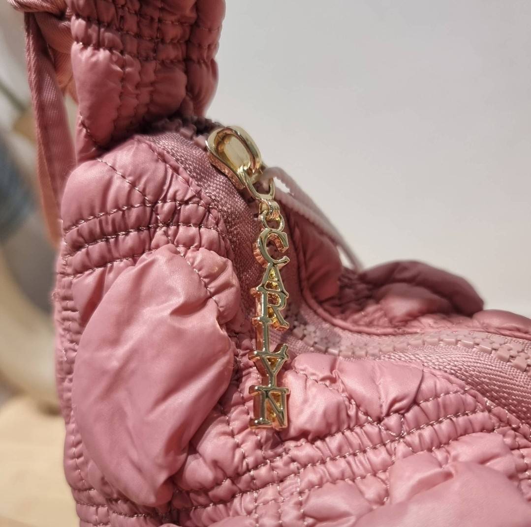 Carlyn cozy bag / Carlyn glaze bag 13 สีพร้อมส่ง อีกหนึ่งคอลเด็ด ที่ฮิตแบบฉุดไม่อยู่ กับไอเท็มนุ่มนิ่มจากเกาหลี พร้อมสีใหม่ล่าสุด กระเป๋าสะพายก้อนเมฆสุดเก๋ ที่สามารถใช้ได้หลากหลาย