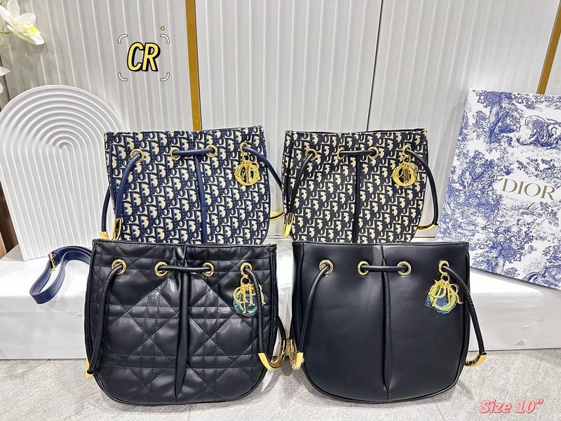 Dior Nolita Bag กระเป๋าสะพายทรงโท้ทรุ่นใหม่ สวยหรูเป็นเอกลักษณ์ตามแบบฉบับแบรนด์ มาพร้อมสายสะพายยาว ขนาดกำลังน่าใช้ ภายในโล่งกว้างจุของได้เยอะ สวยทันสมัยเหนือกาลเวลาต้องยกให้ใบนี้เลยค่ะ