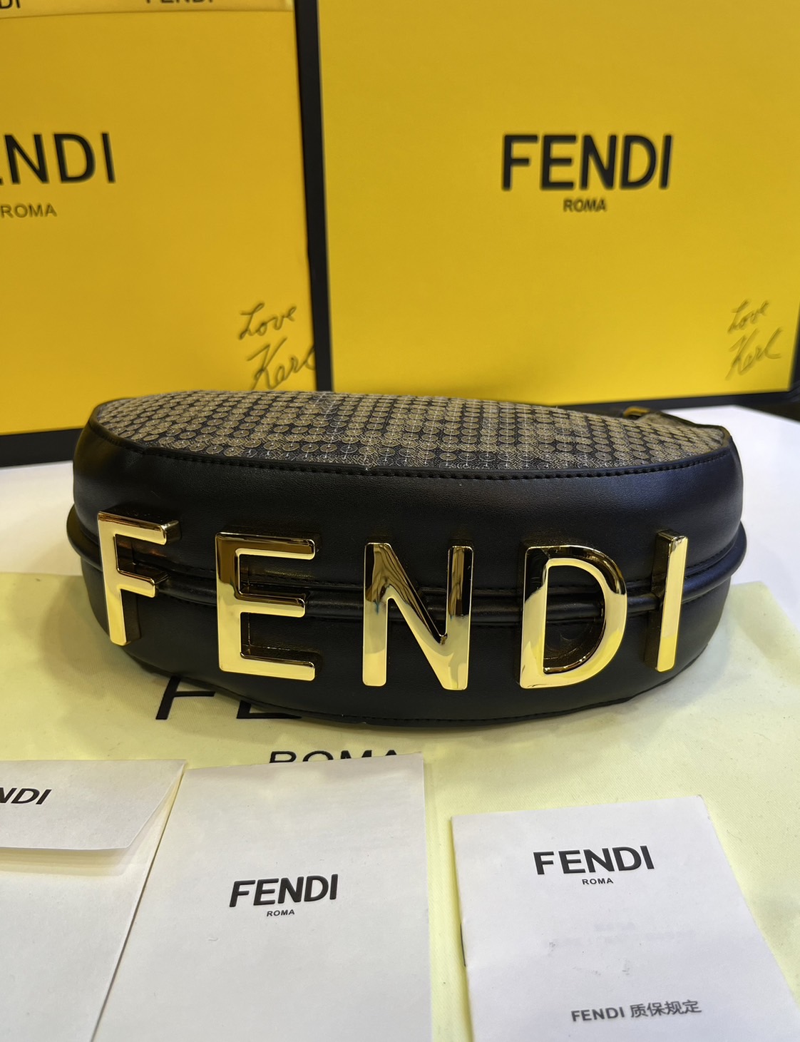 FENDI Fendigraphy Hobo Bag Brown fabric charm / Fendi hobo bag พร้อมส่ง กระเป๋าสะพายไหล่เฟนดิปักเลื่อมรุ่นใหม่ สวยหรู **สินค้าเกรดออริจินอล 1:1 สลับแท้