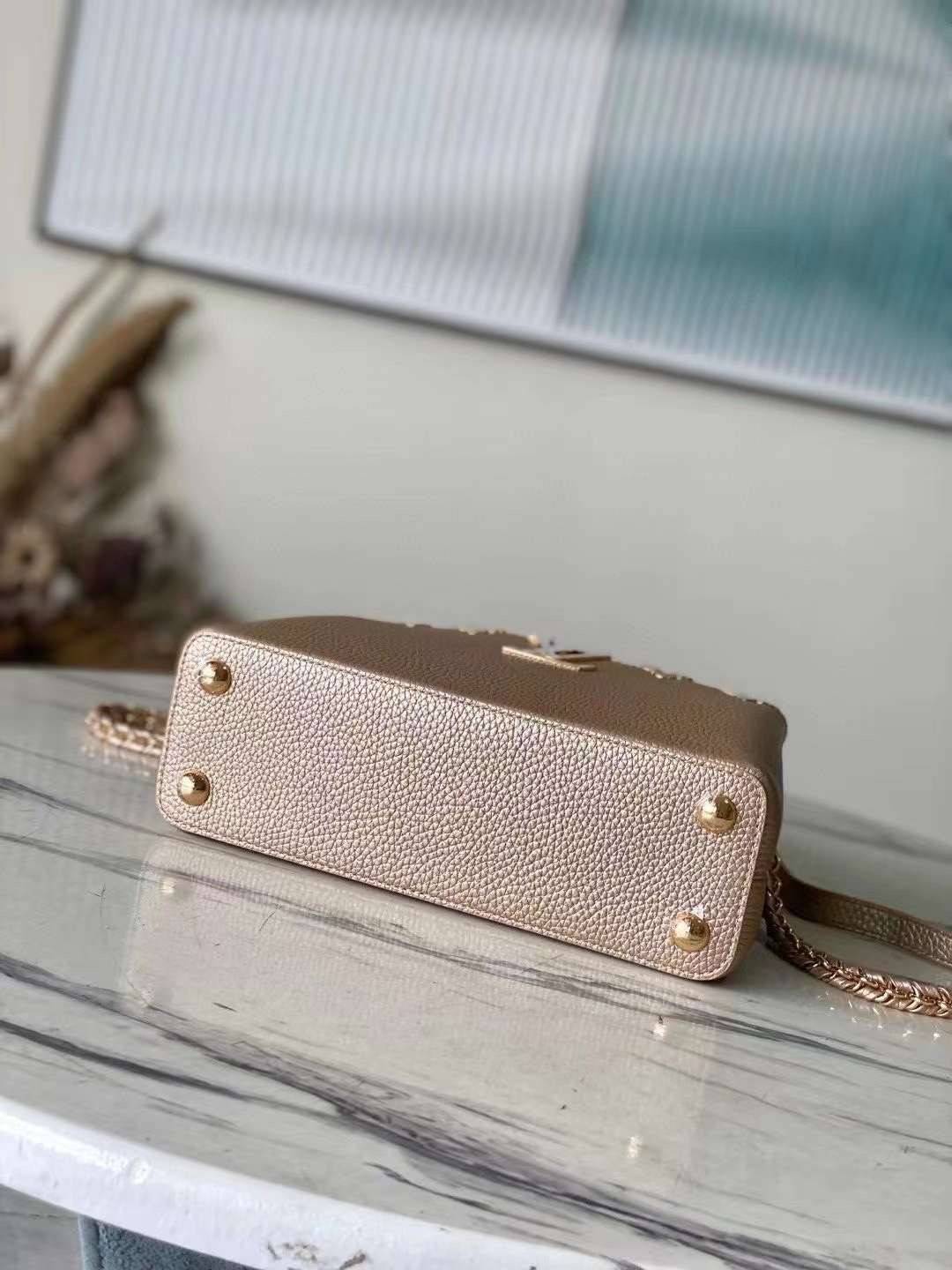 LV Capucines BB Gold Luxury Bag 27cm เกรดท็อปออริจินอล มีความละเอียดของเนื้องานมากที่สุด ปราณีตตรงปกทุกใบ ใช้สลับของแท้ได้ ใช้งานต่างประเทศได้ เข้าออกผ่านทุก ตม. สุดยอดเดอะเบสท์ไอเท็ม สวยหรู ผู้ดี หรูหรา ดูแพงมาแต่ไกล