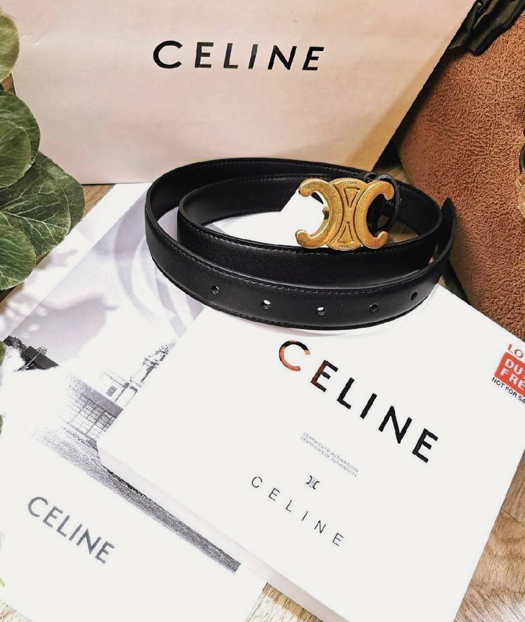 Celine Vintage Logo Leather Belt วัสดุ Calfskin หนังเรียบสวยขนาดกำลังดี หัวเข็มขัดโลโก้แบรนด์อะไหล่สีทองดีไซน์ 3D Vintage สายเข็มขัดปรับระดับได้ในดีไซน์เรียบหรูเข้ากับทุกลุ๊ค ใช้ได้ทั้งชายและหญิงค่ะ สินค้ามาพร้อมกล่องกระดาษและถุงแบรนด์ห้ามพลาดค่ะ!
