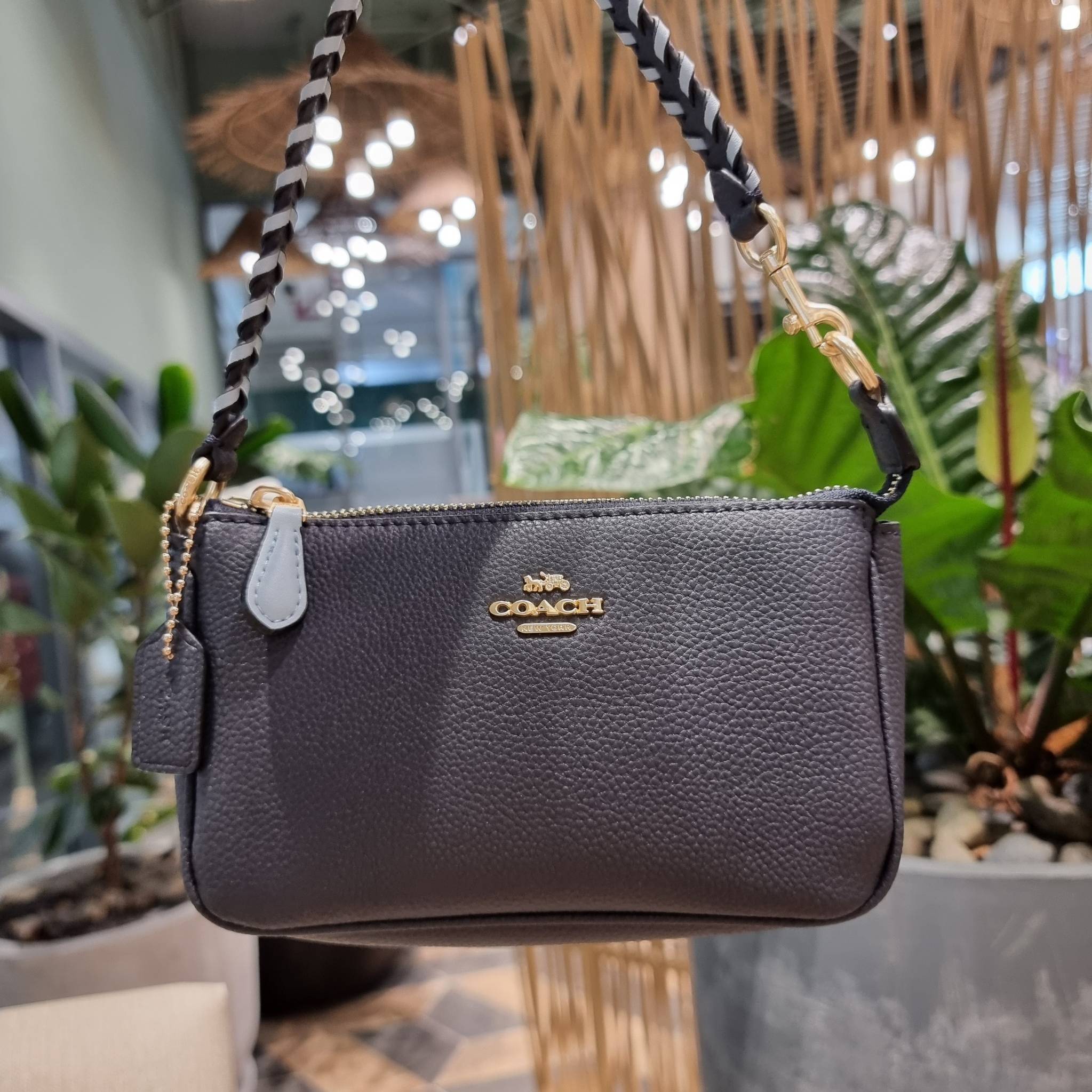 COACH C4233 NOLITA 19 WITH WHIPSTITCH คอลเลคชั่น rare item น่ารักน่าใช้ ในสไตล์คลาสสิค กระเป๋าทรงพอชขนาดมินิ ที่สามารถสะพายไหล่ และกึ่งคล้องมือใช้ได้ 2 สไตล์ ปรับสายให้มาเกี่ยวฝั่งเดียวเพื่อใช้เป็นคล้องมือ หรือปรับเกี่ยวอีกฝั่งใช้คล้องแขน คล้องไหล่ก็เก๋มา