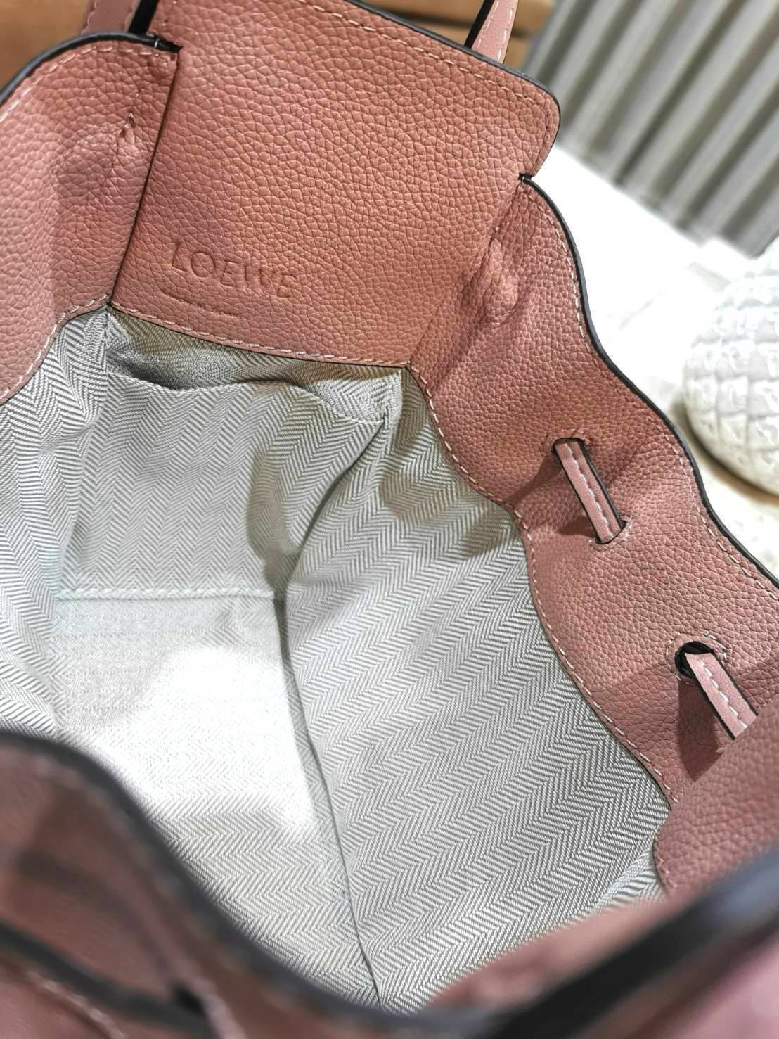 VIP 】เอาใจสายหวานกับสีพาสเทล!✴️ NEWIN! LOEWE HANDLE & SHOULDER BAG GIFT WITH PURCHASE (GWP) กระเป๋าถือหรือสะพายหนังแท้พรีเมี่ยมกิ๊ฟ Limited จาก LOEWE PERFUME DUTYFREE รุ่น Rare items สุดๆวัสดุหนังแท้ Calfskin หนังสวยดีไซน์คงเอกลักษณ์แบรนด์ สามารถปร