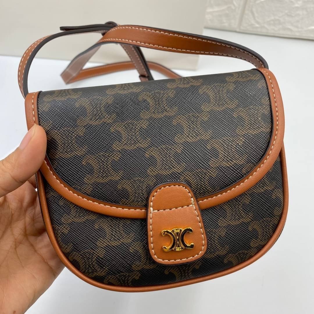 หนังแท้ CELINE MINI BESACE IN TRIOMPHE CANVAS AND CALFSKIN / CELINE CROSSBODY BAG กระเป๋าทรงครอสบอดี้ ลายโมโนแกรมวินเทจ รุ่นที่ดาราเกาหลีใช้กันเยอะมาก และเป็นอีกหนึ่งใบที่ครองใจสาวๆ ทั้งในไทยและเทศ วัสดุหนังแท้ทั้งใบ ขนาดกำลังดี น้ำหนักเบา รูปทรงน่ารักมาก