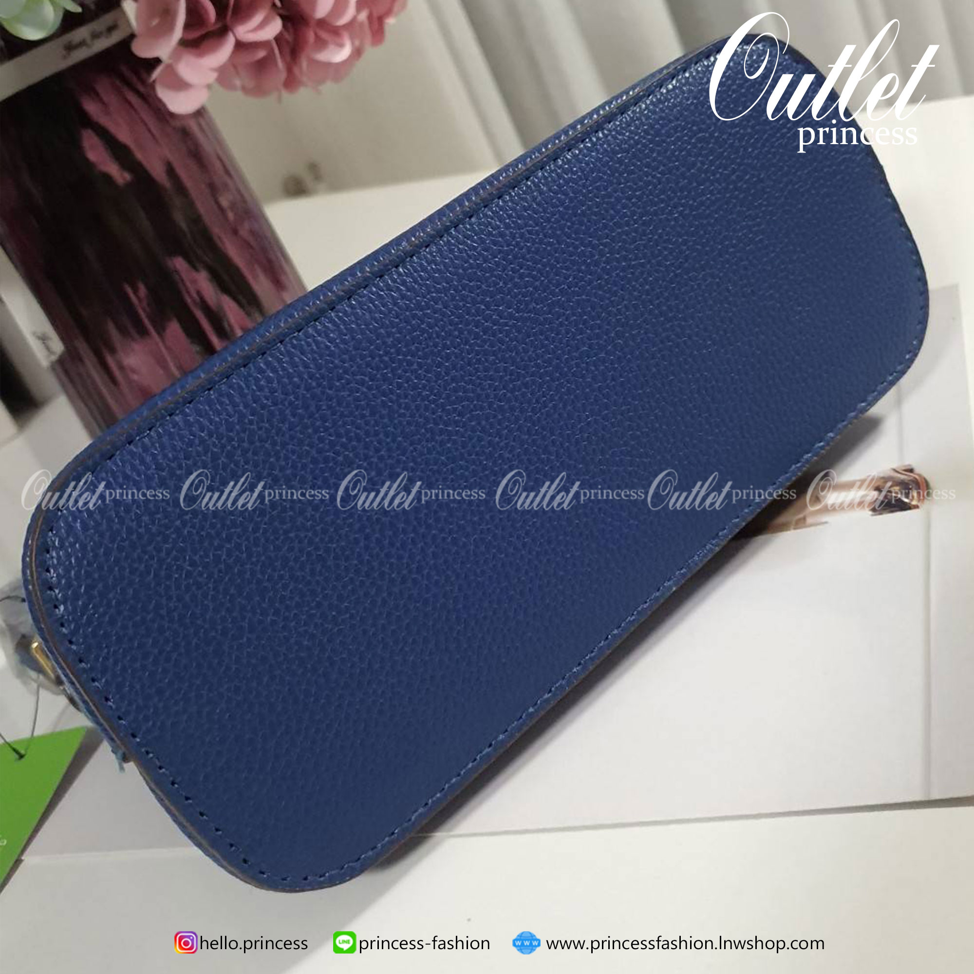 KATE SPADE CROSSBODY BAG แบรนด์ดังจากอเมริกาสุดฮิตของวัยรุ่น กระเป๋าสะพาย ขนาดน่ารักกำลังดี เปิดปิดด้วยซิปเดียวด้านบน ภายในมีช่องเล็ก1ช่อง ใส่มือถือได้ทุกรุ่นและกระเป๋าสตางยาวได้ ความยาวสาย 117cm ปรับได้ถึง5ระดับ รุ่นฮิตอีกรุ่นที่ไม่ควรพลาดเลยคร้า