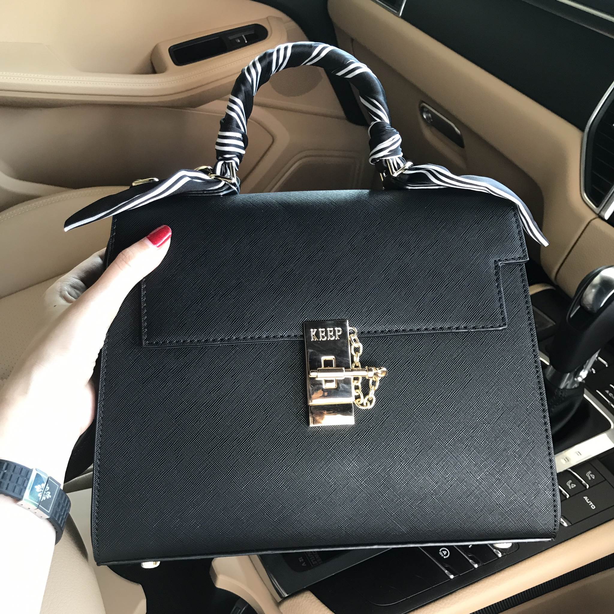 รุ่นใหม่ล่าสุด 👑จากแบรนด์ KEEP รุ่น Madame handbag *จุดเด่นที่ >หนัง saffiano ลายหนังสวย ดูแลรักษาง่าย >สีดำ ถือสะพายเข้าง่ายกับทุกชุด > อะไหล่ทอง หรูมากคะ