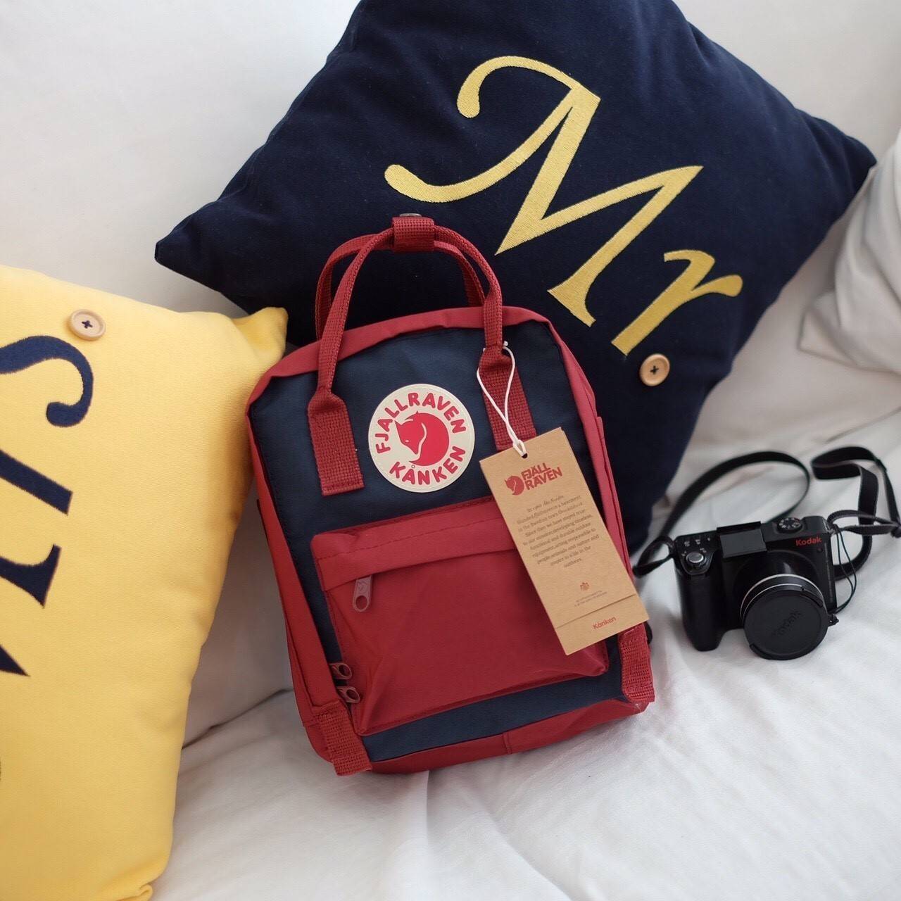 Kanken backpack กระเป๋าเป้สุดฮิต คุณสมบัติมีความทนทานสูงและสามารถกันน้ำ ทำจากเส้นใยพิเศษ เรียกว่า Vinylon-F มีซิปกลางที่เปิดเข้าไป ส่วนข้างในกระเป๋า ด้านในจะมีโฟมสำหรับรองแผ่นหลัง สะพาย สะพายสบายค่ะ เหมาะเป็นกระเป๋าเป้ที่สะพายไปโรงเรียน วันว่างสบายๆ หรือเ