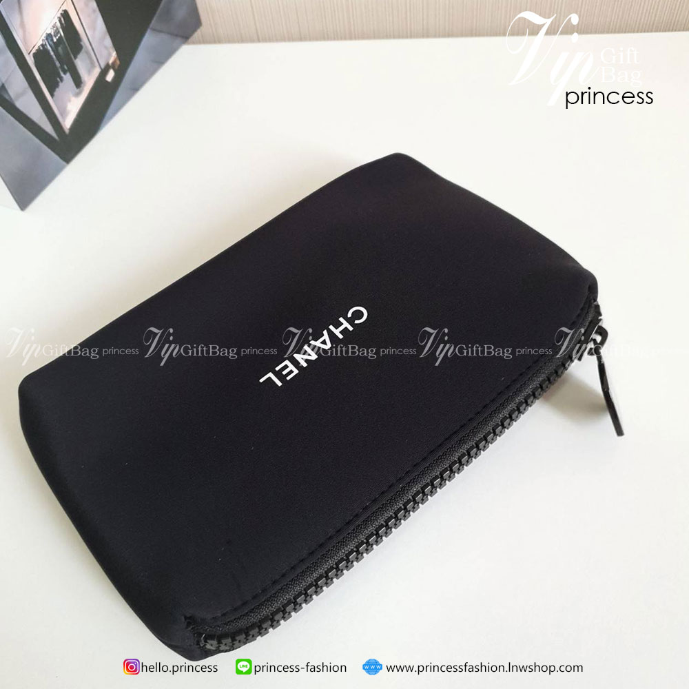 กระเป๋าอเนกประสงค์ Chanel งานพรีเมี่ยมกิ้ฟท์จากเคาเตอร์แบรนด์ดัง ของแท้จากแบรนด์ chanel ขนาดกะทัดรัด ผ้าโฟมนุ่มลื่นมือ ด้านหน้าสกรีนแบรนด์ ปิดเปิดด้วยซิปที่จับปั้มแบรนด์ ด้านในมีช่องใส่เครื่องสำอางค์ ของจุกจิกหรือโทรศัพท์ได้ทุกรุ่น ที่ควรมีไว้เป็นไอเท็มติ