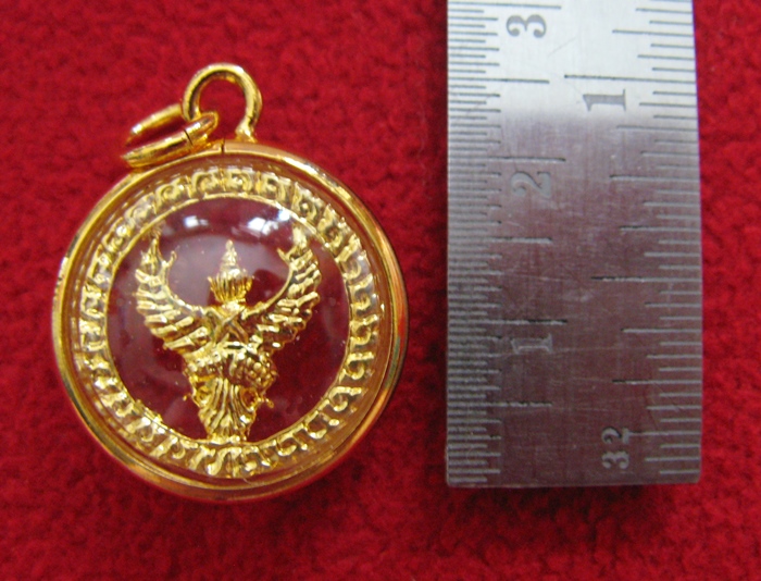 สินค้าหมดค่ะ จี้พญาครุฑพิมพ์ใหญ่เนื้อทองล้อมเพชรเลี่ยมทองไมครอนพร้อมใบคาถาค่ะ