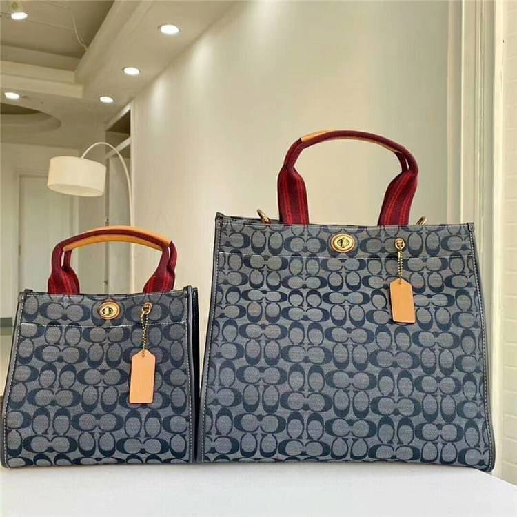 COACH Tote 34 In Signature Chambray หากคุณกำลังมองหากระเป๋าที่มีดีไซน์แปลกตา ไม่ค่อยเหมือนที่พบเห็นทั่วไป ต้องเป็นรุ่นนี้เลยค่ะ นอกจากจะผลิตจากผ้าแชมเบรย์ซึ่งมีน้ำหนักเบาแล้ว ยังให้สีสันคล้ายกับสียีนส์ สายสะพายและหูหิ้วสไตล์สปอร์ต ที่สำคัญยังมีหมุดปิดกระเ