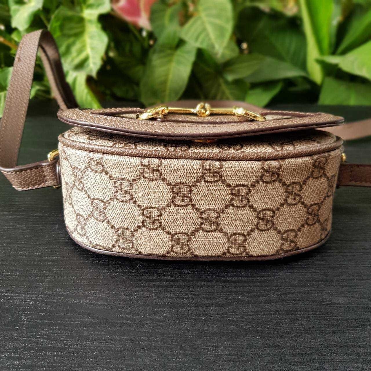 GUCCI Horsebit 1955 small shoulder bag กระเป๋าครอสบอดี้ขนาดกำลังดี ดีไซน์น่ารัก ทรงสวย ใช้ได้ทุกโอกาส สายยาวปรับระดับได้ เปิด-ปิด ด้วยกระดุมแม่เหล็ก