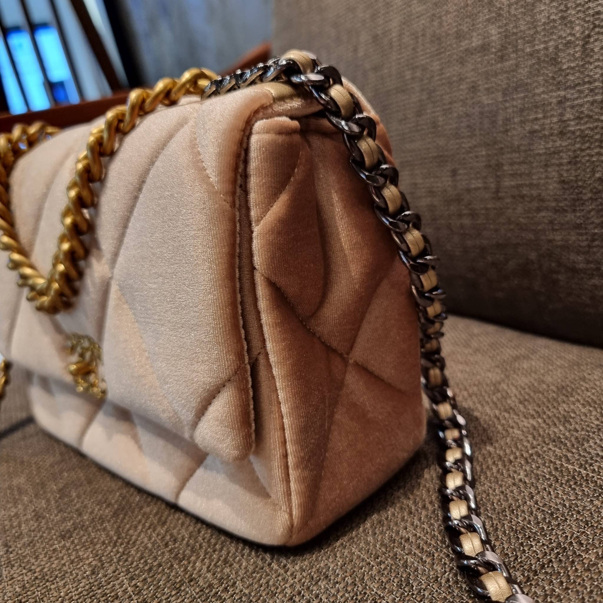 ไม่มองไม่เหลียวไม่ได้แล้ว!! ความหรูที่โดดเด่นจากผ้ากำมะหยี่ สร้างดีเทลผู้ดี ลูกคุณมากๆ Chanel vip boutique กระเป๋าสะพายจาก duty free ในราคาสุดประหยัด!! ดีไซน์เลิศ ตกแต่งด้วยโซ่ทูโทน ลงตัวแบบไม่มีที่ติ เปิด-ปิดด้วยตัวบิดล็อค ภายในโล่งกว้าง ใส่กระเป๋าสตางค์