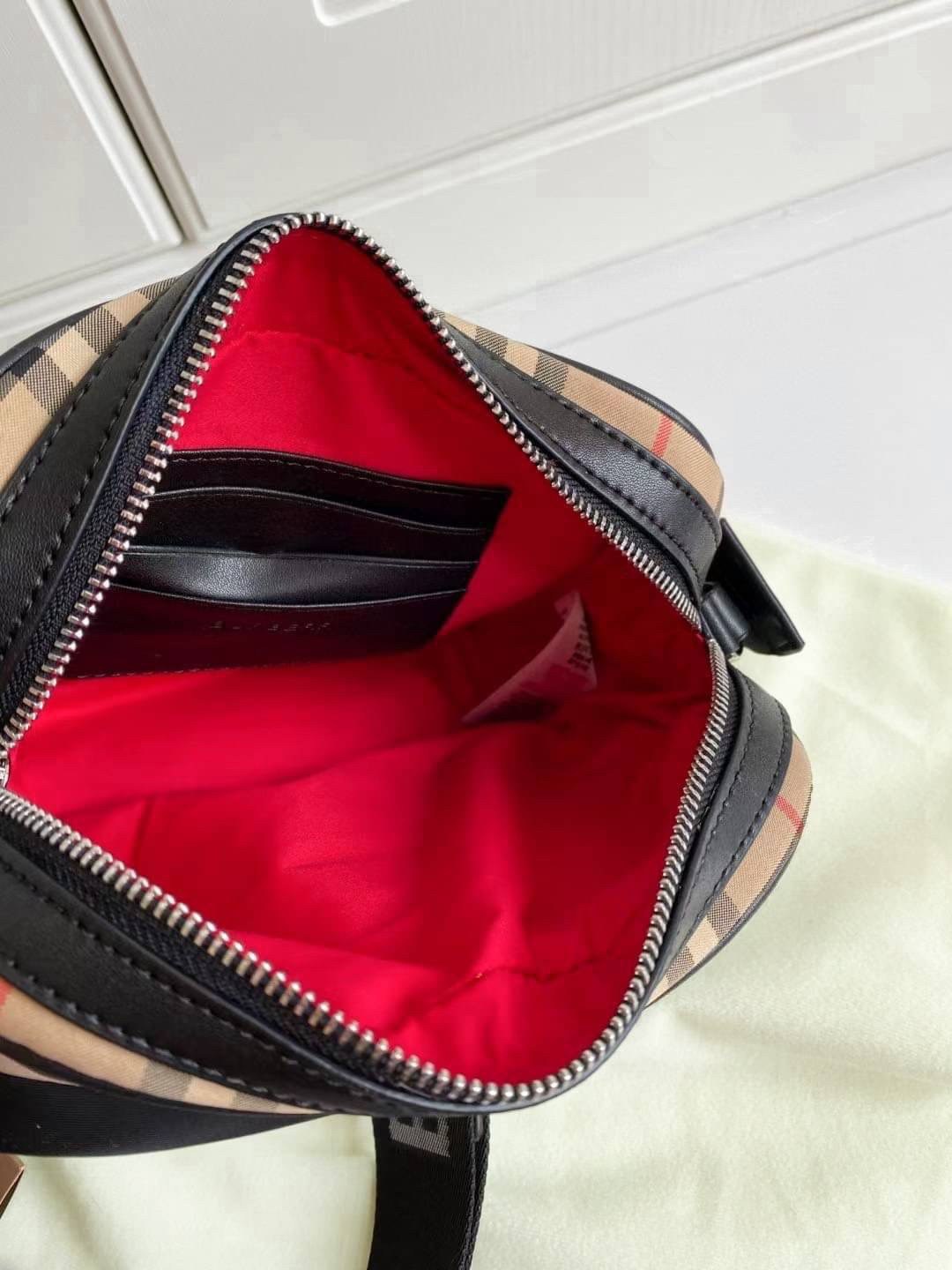 พรีเมี่ยมกิ๊ฟแท้ 100% 】สำหรับคุณผู้ชาย มีมาให้ช็อปแล้วค่ะ!!! 🇬🇧 NEW ARRIVAL! BURBERRY CROSSBODY BAG VIP GIFT WITH PURCHASE (GWP) พรีเมี่ยมกิ๊ฟ Limited Edition