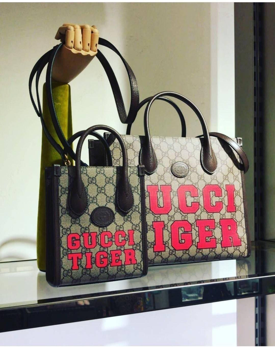 GUCCI Tiger GG mini tote bag ไซส์มินิ ร้อนแรงไฟลุก!! ต้อนรับปีเสืออย่างเป็นทางการ จัดให้แบบเลิศๆ กับกระเป๋าทรงโท้ท วีไอพีพรีเมี่ยมกิ๊ฟ ไซส์มินิ โดดเด่นด้วยฟอนท์ตัวใหญ่ สวยเอกลักษณ์ วัสดุหนังแคนวาสตัดขอบด้วยหนังแท้ ภายในเป็นช่องโล่ง ใส่ของจุกจิกได้ ใส่โทรศ