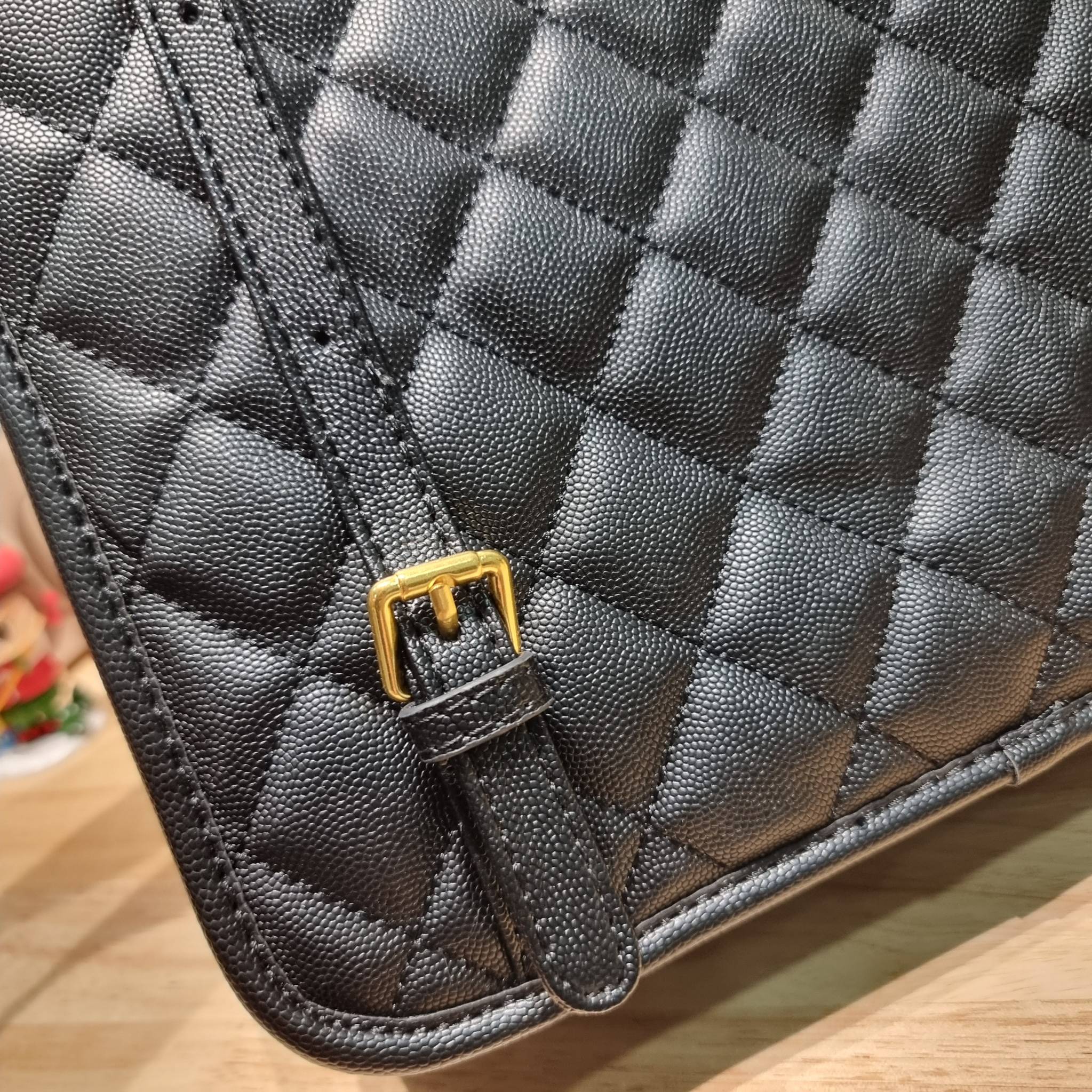 Chanel 22k backpack ที่สุดของไอเท็มที่ตัวแม่ยังต้องมี กับกระเป๋าสะพายทรงเป้ ดีไซน์สุดชิค รูปทรงสวยเป็นเอกลักษณ์ ใบใหญ่จุของคุ้ม สะพายออกทริปไปเที่ยวได้สบายๆ วัสดุหนังลายคาเวียร์ ผิวสัมผัสดี