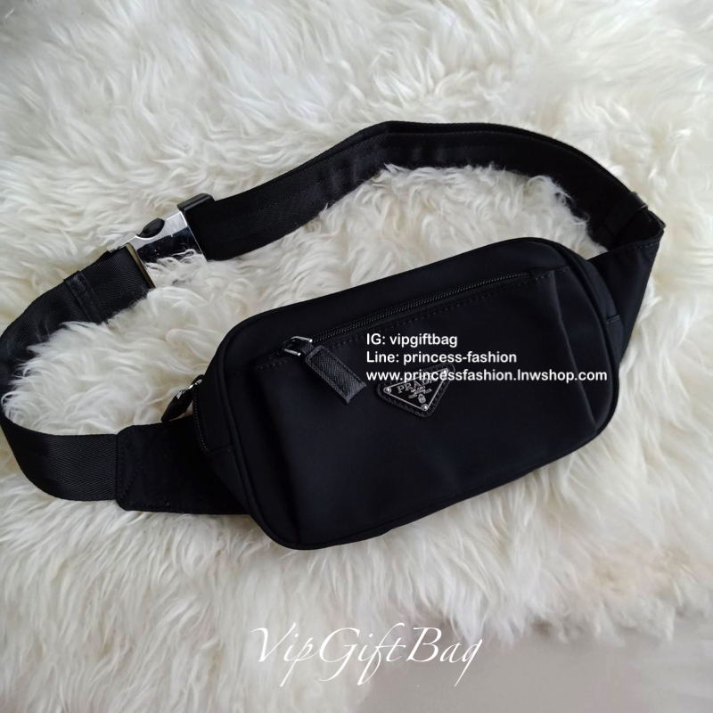 รีวิวเพิ่มค่าา ละครดังยังใช้นะค้าฟ **กระเป๋าคาดอก จากแบรนด์ Prada วัสดุทำจากผ้าNylon อย่างหน้า อยู่ทรงสวยเลยคะ ขนาดกะทัดรัด ใส่มือถือ บัตรเครดิต ได้เหลือๆคะ ด้านหน้ามีช่องซิปแยกให้คะ ด้านในบุผ้าลายแบรนด์อย่างดี มีป้ายโลหะแบรนด์ พร้อมช่องใส่ของแยกอีกด้วยคะ