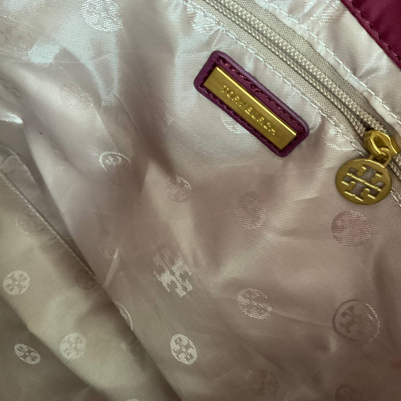 กระเป๋าทรงโท้ทใบใหญ่ TORY BURCH ELLA TOTE BAG วัสดุ NYLON ทั้งใบตัดด้วยหนังสีดำ แต่งโลโก้แบรนด์ด้านหน้า ด้านข้างมีกระดุม สามารถขยายทรงได้ ด้านในเปิดปิดด้วยกระดุมแม่เหล็กฝัง ช่องกว้างหลักหนึ่งช่องและช่องซิปอีกช่อง สามารถใส่แล็ปท็อปได้สบาย ใบใหญ่เว่อวัง ไอเ