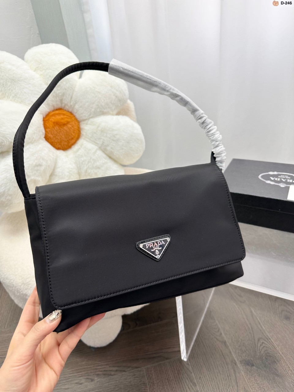 Prada nylon shoulder bag ทรงยอดฮิตของคุณผู้หญิงเลยค่ะ วัสดุทำจากผ้าไนล่อน อย่างหนา กันน้ำได้คะ มีโลโก้แบรนด์อยู่ข้างหน้า ตัวกระเป๋าอยู่ทรง อะไหล่เงินทั้งใบ ด้านในบุผ้าลายแบรนด์อย่างดี