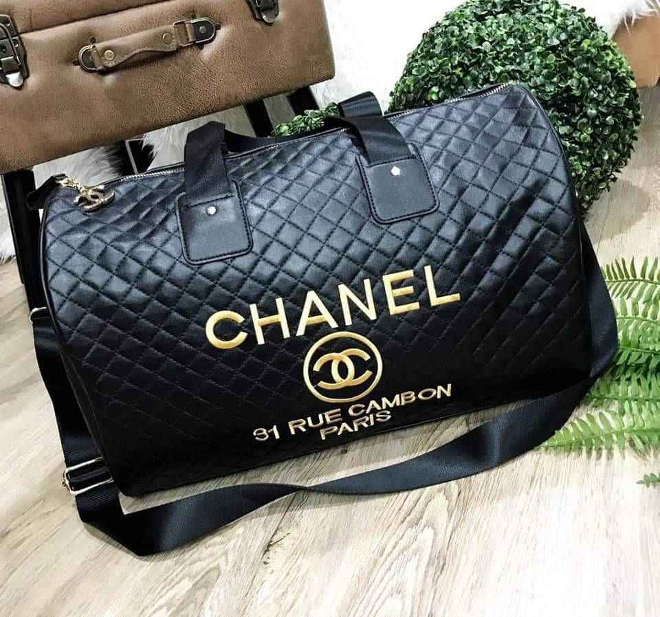Chanel Quilted Travel Bag Super rare item! กระเป๋าเดินทางใบใหญ่ VIP. gift with Purchanel ของแท้รุ่น Limited Edition จาก counter Chanel วัสดุหนังเรียบลายตาราง เนื้อหนา กันน้ำ ดูแลรักษาง่าย ด้านหน้ามี logo brand ตัวกระเป๋าเปิดปิดด้วยซิป หัวซิปแบรนด์ อะไหล่ท