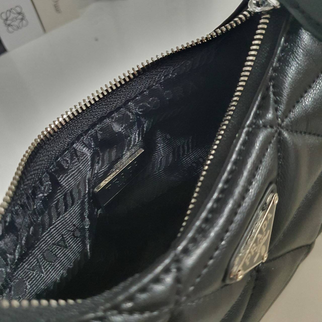 รุ่นใหม่แนะนำ!! กับงานพรีเมี่ยมกิ้ฟท์ PRADA HANDBAGS ขนาดกะทัดรัด **อะไหล่เงิน วัสดุทำจากหนัง Pu อย่างหนาลายตารางสวยหรูดูดี อยู่ทรง กันน้ำได้ หายห่วงคะ ด้านหน้ามีโลโก้แบรนด์ เปิดปิดด้วยซิป มาพร้อมสายผ้า ไม่สามารถถอดได้ ภายในบุผ้าลายPrada และป้ายโลหะแบรนด์