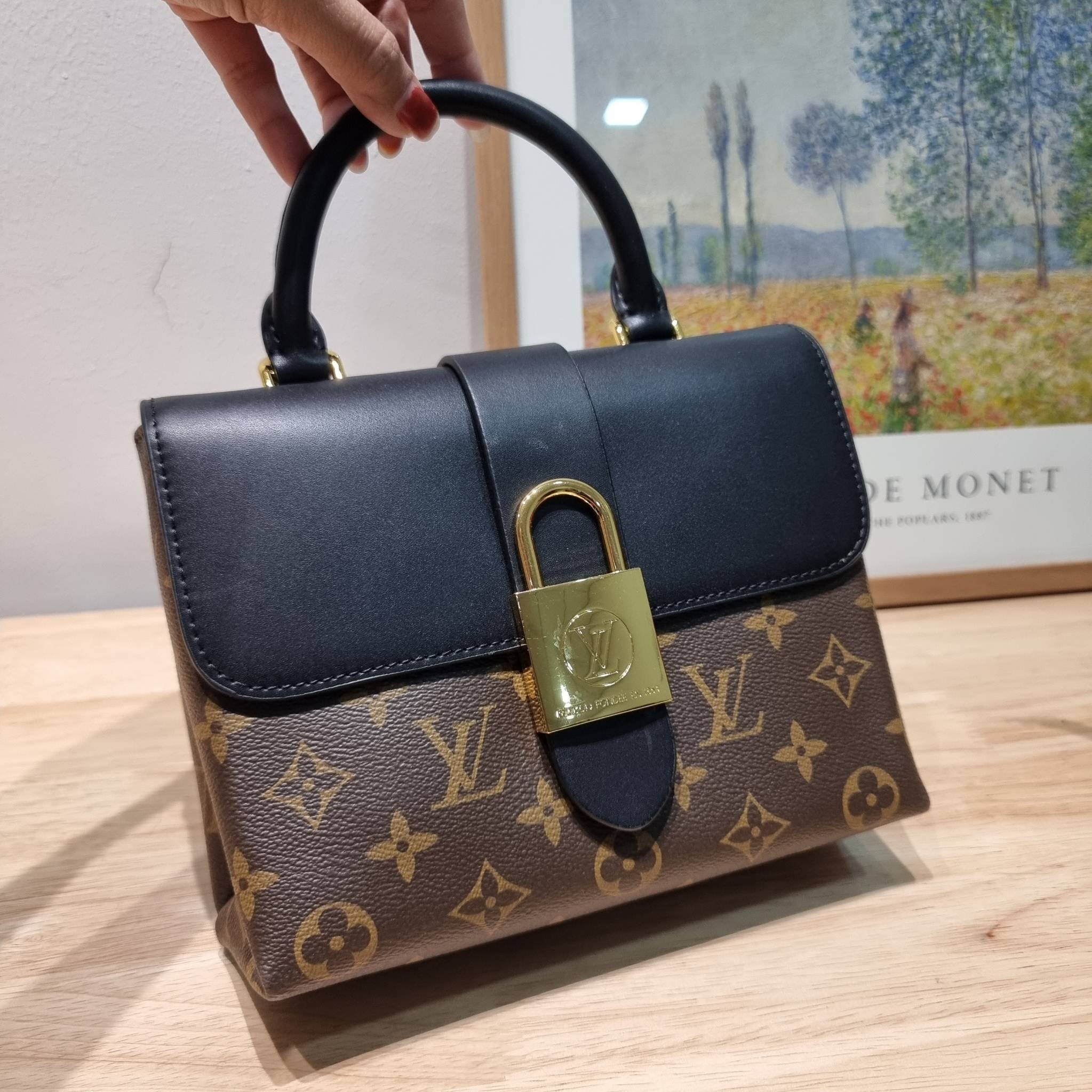 LV LOCKY BB MONOGRAM กระเป๋าสะพายข้าง ดีไซน์หรู ใหม่ล่าสุด สวยถึงบ้านได้ก่อนใคร มีใช้เลิศๆทันปีใหม่แน่นอน คุ้มที่สุด