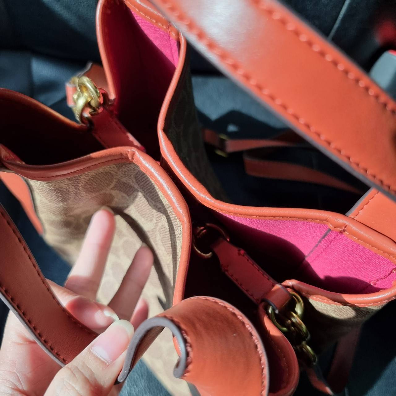 COACH 79251 HADLEY HOBO 21 IN SIGNATURE CANVAS ไอเท็มยอดนิยม คลาสสิคในทุกโอกาส กระเป๋าทรงโฮโบ ทรงสวยใช้งานได้ทุกลุค แมชท์ง่ายกับทุกสไตล์ วัสดุหนังแคนวาส ดีไซน์เอกลักษณ์ เปิด-ปิดด้วยกระดุมแม่เหล็ก มีตะขอล็อคที่ปากกระเป๋าเพื่อปรับทรงใช้งานได้ ภายในโล่งกว้าง