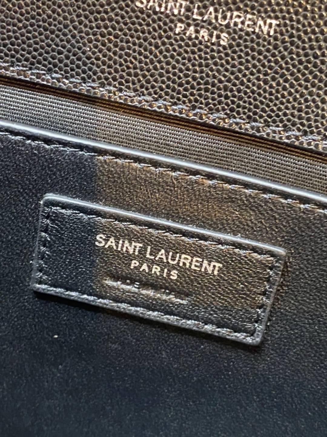 YSL kate medium chain bag in grain de poudre embossed leather 24cm กระเป๋าสะพายแบรนด์หรู รุ่นฮิตลอดกาล งานสวยดูดีมีระดับ ปั้มทุกจุด ขนาดกระทัดรัดกำลังดี มาพร้อมาสะพายโซ่ยาว เลื่อนปรับเป็น 2 แถว เพื่อสะพายเป็นสายสั้นได้ ด้านในโล่งกว้าง ใส่กระเป๋าสตางค์ใบยา