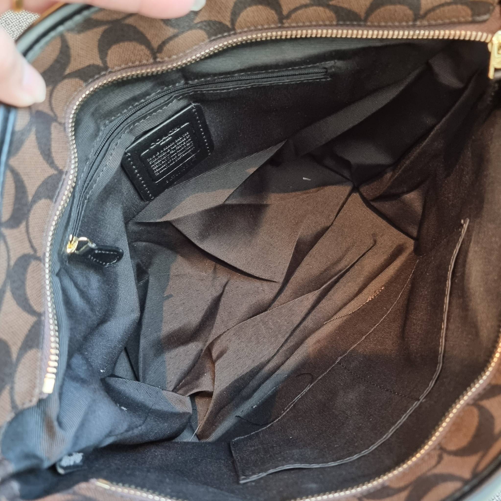 OUTLET 】COACH F58292 CITY ZIP TOTE IN SIGNATURE 16" รุ่นขายดี!! ไซส์ใหญ่ สีสวยมาให้แบบจัดเต็ม!! กระเป๋าถือทรงโท้ทใบใหญ่ สวยน่าใช้ทุกสี สะพายคล้องไหล่ได้เก๋ๆ จุของแน่นๆไปเลยจ้า!! วัสดุหนังแคนวาสคุณภาพ ปากกระเป๋าเปิด-ปิดด้วยซิป กันของหล่นได้ ถือไปไหนก็