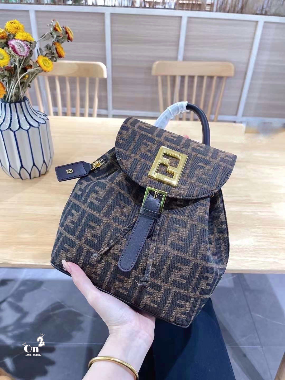 FENDI BACKPACK MONOGRAM กระเป๋าเป้เฟนดิ ทรงขนมจีบเปิดหน้า ผ้าทอลาย งานสวยปั้มทุกจุด ขนาดกำลังดีทรงน่ารักน่าใช้มากค่ะ ลายโมโนแกรมสวยตามฉบับแบรนด์ เด่นด้วยลายสัญลักษณ์แบรนด์ที่ฝากระเป๋า ตัดกับอะไหล่สีทอง ตกแต่งที่คล้องสายด้วยโลโก้ตัว FF สวยสะดุดตา ภายในกระเ