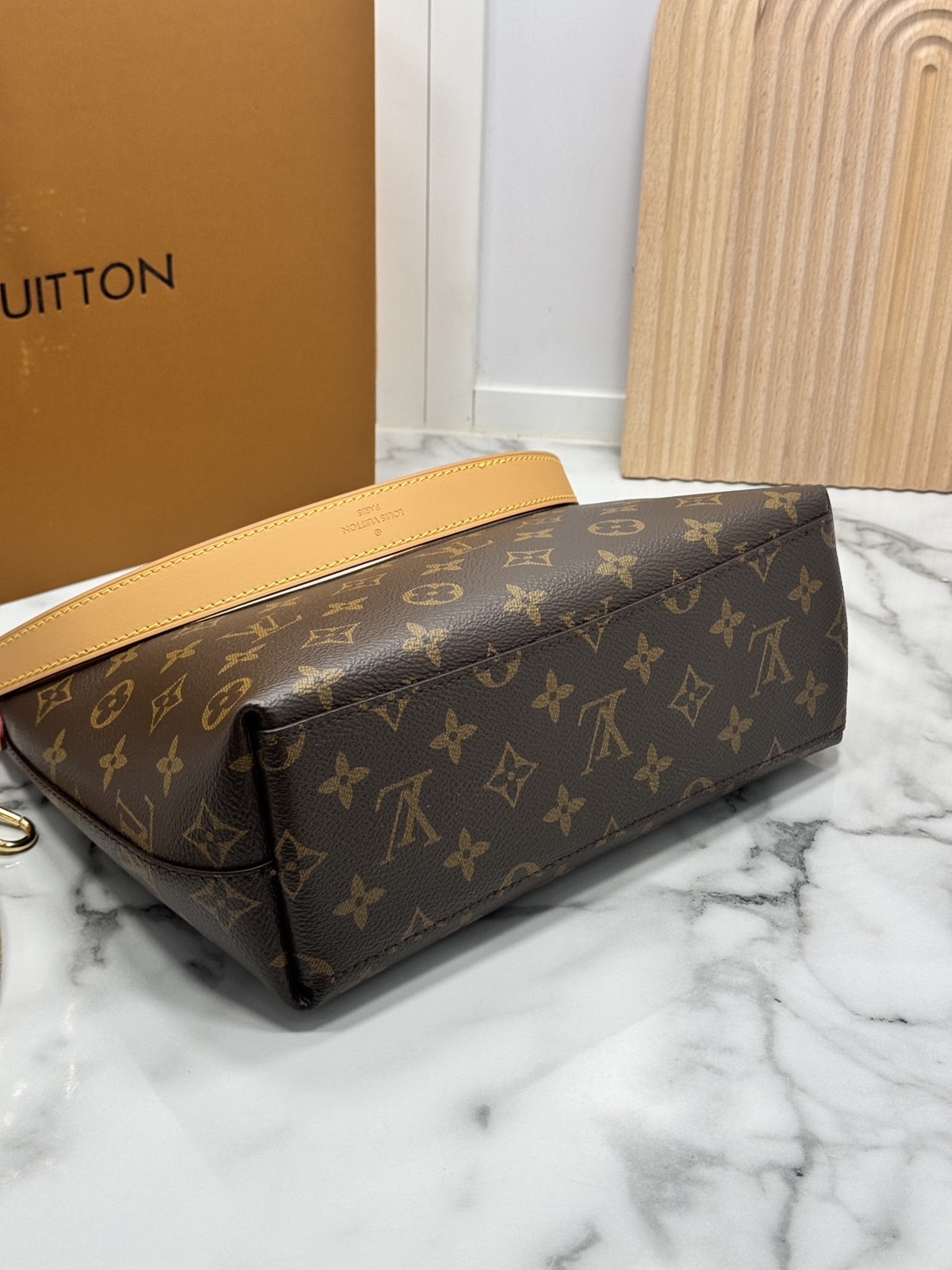 ORI หนังแท้ | LV CarryAll Monogram canvas 25cm กระเป๋าสะพายแครี่ออลรุ่นใหม่ ขนาดกำลังสวย ดีไซน์เรียบหรู มาพร้อมห่วงโซ่หัวใจห้อยสุดคิ้ว และสายสะพายแยกถอดได้ สวยหรูคลาสสิก