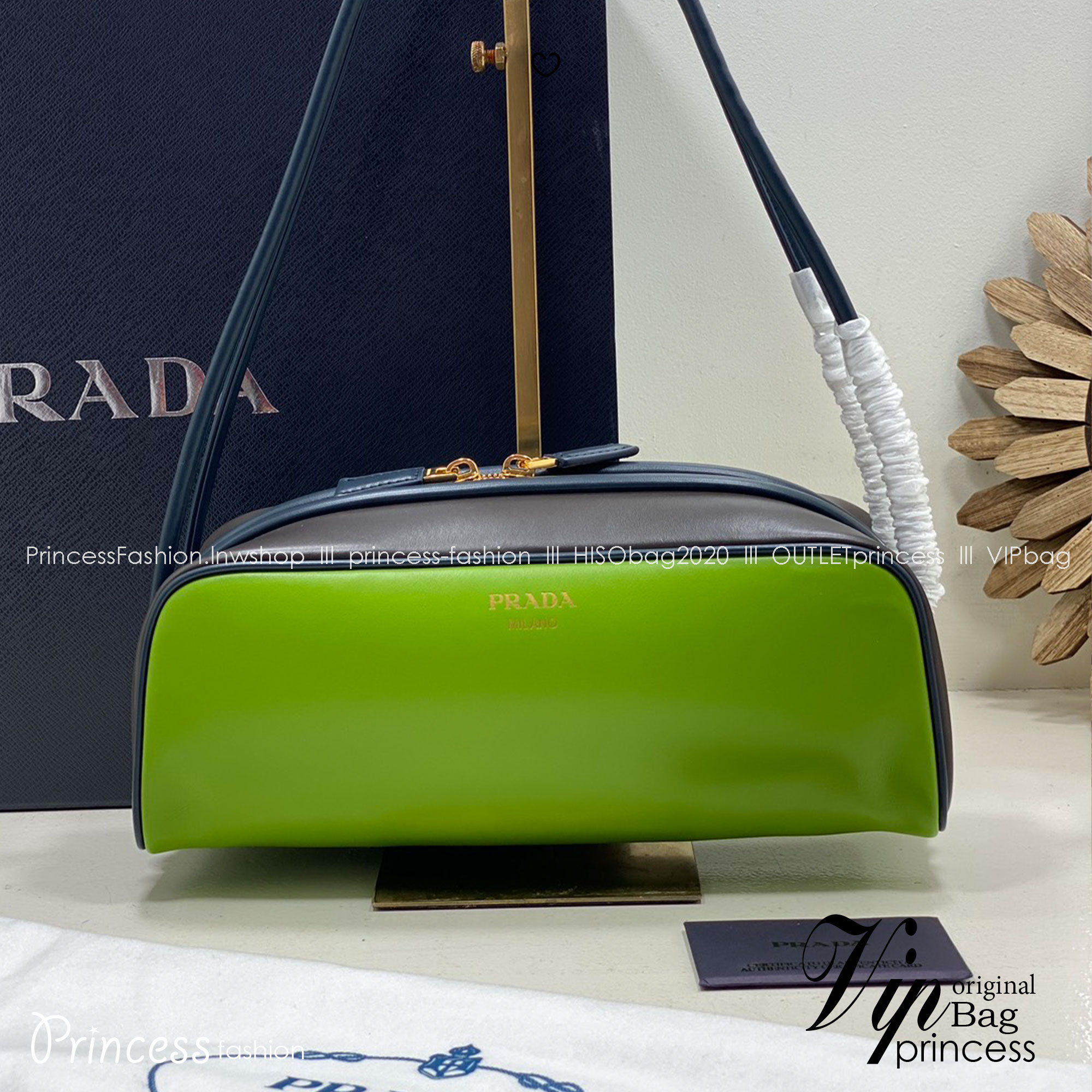 TOP ORI หนังแท้ | Prada Swing smooth leather shoulder bag / Prada Hobo Bag กระเป๋าสะพายสไตน์สปอร์ตเรียบหรูดีไซน์ใหม่เรียบง่าย หนังแท้เรียบสวยสัมผัสนุ่มละมุน โทนสีทูโทนแต่งแต้มสีสันให้โดดเด่น